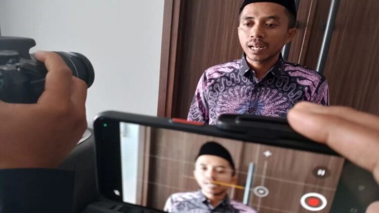 Bawaslu Agam Tegaskan ASN-Wali Nagari Wajib Netral di Pilkada 2024 1 Komisioner Bawaslu Agam sekaligus Koordinator Divisi Pencegahan dan Pengawasan dan Humas Yuhendra saat memberikan keterangan terkait sosialisasi netralitas aparatur sipil negara dan wali nagari (kepala desa) dalam Pilkada 2024, Senin (5/8/2024). Antara/Al Fatah.