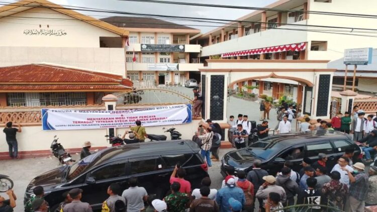 Aksi pemboikotan dan penyampaian mosi tidak percaya warga Canduang, Kabupaten Agam terkait permasalahan di MTI Canduang, Senin (5/8/2024). Antara/Al Fatah.