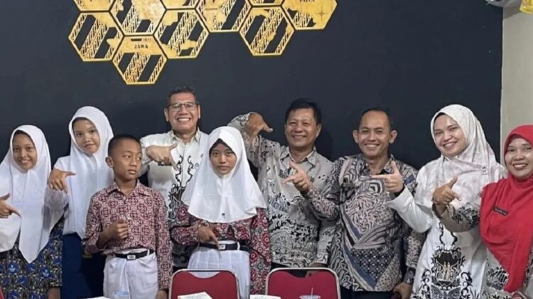 Ikuti OSN Nasional, Empat Pelajar Dharmasraya Wakili Sumbar 1 Kepala Dinas Pendidikan Dharmasraya, Boby Perdana Riza (tiga kiri), bersama para guru, dan pelajar yang bakal mengikuti Olimpiade Sains Tingkat Nasional. (Antara/Ilka Jensen)