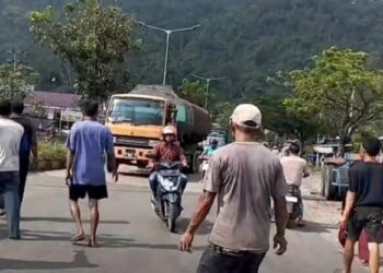 Massa Amuk Polisi dan Blokade Jalan Bypass Padang, Buntut Seorang Perempuan Jatuh Kaget Liat Polantas 1 Massa menutup jalan Bypass Teluk Bayur karena diduga salah paham dengan Polantas yang dituding menendang seorang pengendara motor hingga terjatuh. (Foto: Dok. Istimewa/Tangkapan Layar)