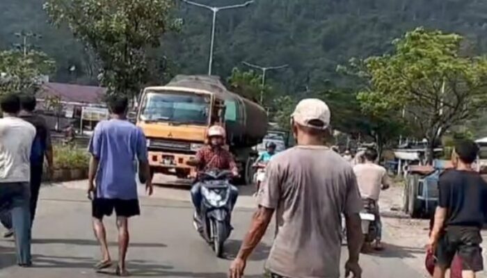 Massa Amuk Polisi dan Blokade Jalan Bypass Padang, Buntut Seorang Perempuan Jatuh Kaget Liat Polantas