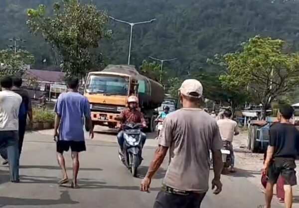 Massa Amuk Polisi dan Blokade Jalan Bypass Padang, Buntut Seorang Perempuan Jatuh Kaget Liat Polantas 1 Massa menutup jalan Bypass Teluk Bayur karena diduga salah paham dengan Polantas yang dituding menendang seorang pengendara motor hingga terjatuh. (Foto: Dok. Istimewa/Tangkapan Layar)
