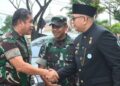 Penjabat Wali Kota (Pj Wako) Padang menyambut kedatangan Kepala Staf Angkatan Darat (KASAD), Jenderal TNI Maruli Simanjuntak dalam rangka kunjungan kerja (kunker) pada Rabu (7/8/2024) siang. (Foto: Dok. Prokopim)