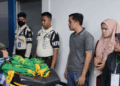 Ibu Afif Maulana (dua dari kanan), Anggun Angriani (32) bersama ayah Afif Maulana (tiga dari kanan), Afrinaldi (36) melihat jenazah anaknya saat akan dimasukkan ke dalam ambulans untuk kembali dimakamkan di TPU Tanah Sirah usai proses ekshumasi di Kota Padang, Sumatera Barat (Sumbar), Kamis (8/8/2024) siang. (Foto: Dok. ANTARA/Muhammad Zulfikar)