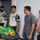 Ibu Afif Maulana (dua dari kanan), Anggun Angriani (32) bersama ayah Afif Maulana (tiga dari kanan), Afrinaldi (36) melihat jenazah anaknya saat akan dimasukkan ke dalam ambulans untuk kembali dimakamkan di TPU Tanah Sirah usai proses ekshumasi di Kota Padang, Sumatera Barat (Sumbar), Kamis (8/8/2024) siang. (Foto: Dok. ANTARA/Muhammad Zulfikar)
