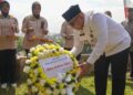 Momen Pj Wako Padang Ziarah ke Makam Abu Bakar Jaar 6 Pj Wako Andree Harmadi Algamar meletakkan karangan bunga di makam Wali Kota Padang pertama, Abu Bakar Jaar pada Jumat (9/8/2024) siang. (Foto: Dok. Prokopim)