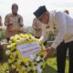 Pj Wako Andree Harmadi Algamar meletakkan karangan bunga di makam Wali Kota Padang pertama, Abu Bakar Jaar pada Jumat (9/8/2024) siang. (Foto: Dok. Prokopim)