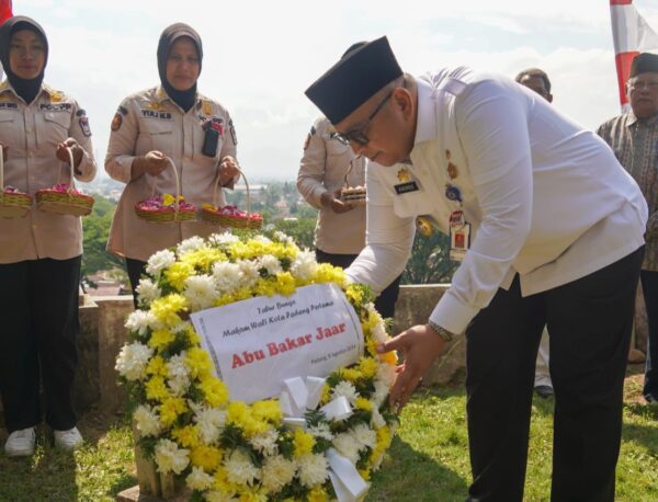 Momen Pj Wako Padang Ziarah ke Makam Abu Bakar Jaar 1 Pj Wako Andree Harmadi Algamar meletakkan karangan bunga di makam Wali Kota Padang pertama, Abu Bakar Jaar pada Jumat (9/8/2024) siang. (Foto: Dok. Prokopim)