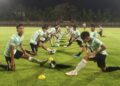 Para pemain Timnas Indonesia U-17 melakukan pemanasan saat latihan fisik H-1 jelang laga persahabatan melawan India di Stadion Ngurah Rai di Denpasar, Bali, Sabtu (24/8/2024) malam. (Foto: Dok. ANTARA/Dewa Ketut Sudiarta Wiguna)