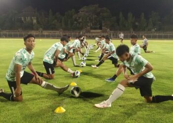 Para pemain Timnas Indonesia U-17 melakukan pemanasan saat latihan fisik H-1 jelang laga persahabatan melawan India di Stadion Ngurah Rai di Denpasar, Bali, Sabtu (24/8/2024) malam. (Foto: Dok. ANTARA/Dewa Ketut Sudiarta Wiguna)