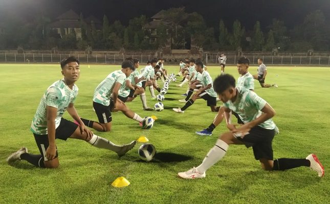Jelang Kualifikasi Piala Asia di Kuwait, Timnas U-17 Fokus Benahi Taktik 1 Para pemain Timnas Indonesia U-17 melakukan pemanasan saat latihan fisik H-1 jelang laga persahabatan melawan India di Stadion Ngurah Rai di Denpasar, Bali, Sabtu (24/8/2024) malam. (Foto: Dok. ANTARA/Dewa Ketut Sudiarta Wiguna)