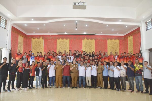 128 Atlet Kota Padang Dilepas Menuju PON XXI Aceh-Medan 1 Atlet Kota Padang dan perwakilan Provinsi Sumatera Barat (Sumbar) yang siap berlaga di Pekan Olahraga Nasional (PON) XXI Aceh-Medan dilepas Pj Wako Padang, Andree Harmadi Algamar pada Senin (26/8/2024) siang. (Foto: Dok. Prokopim)