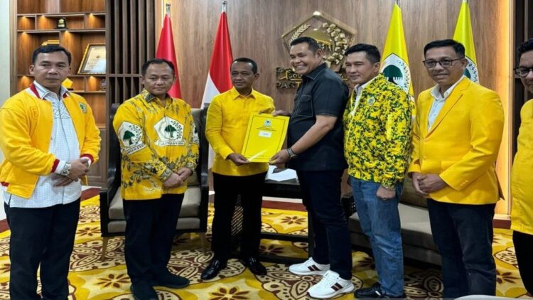 Golkar Usung Duet Epyardi Asda-Ekos Albar di Pilgub Sumbar 1 Ketua Umum Golkar Bahlil Lahadalia menyerahkan surat B1 KWK untuk pasangan calon gubernur Epyardi Asda-Ekos Albar di Jakarta, Minggu. ANTARA/HO-Golkar Sumbar.