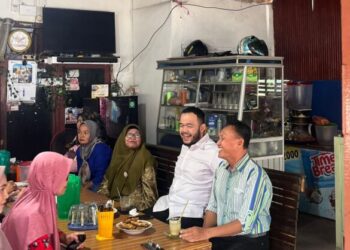 Calon Wali Kota Padang, Fadly Amran bertemu dengan warga Padang Sarai dan guru sekolah semasa ia kecil pada Kamis (29/8/2024) sore. (Foto: Dok. Tim FA)