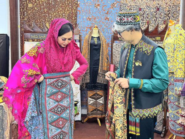 Kriyanusa 2024: Batik Tanah Liek dari Sumbar Dikagumi Desainer Ternama Tanah Air 1 Pj Ketua Dekranasda Kota Padang, Putri Sari Ivanny bersama Perancang Busana Tanah Air melihat contoh Batik Tanah Liek di Kriyanusa 2024. (Foto: Dok. Prokopim)