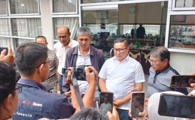 Cawako Bukittinggi Ini Minta Maaf usai Singgung Profesi Wartawan, Ngaku Kecewa Ditinggalkan usai tak Menjabat 1 Calon Wali Kota Bukittinggi, Ramlan Nurmatias yang juga mantan Wali Kota menyampaikan klarifikasi dan permintaan maaf kepada wartawan atas pernyataannya menyinggung profesi wartawan. (Foto: Dok. Antara/Al Fatah)