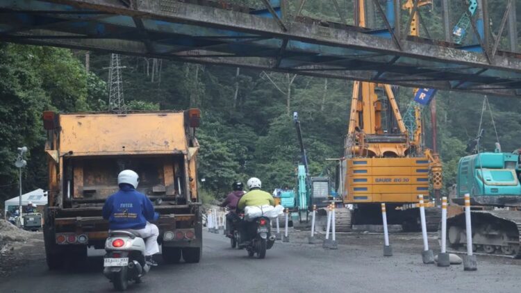 Sejumlah pengendara melintas di jalan nasional Lembah Anai yang masih dalam tahap perbaikan setelah dihantam banjir bandang pada 11 Mei 2024. ANTARA/Muhammad Zulfikar