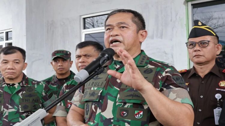 Kepala Staf TNI Angkatan Darat (KSAD) Jenderal TNI Maruli Simanjuntak saat diwawancarai di Padang, Rabu (07/08/2024). ANTARA/Muhammad Zulfikar.