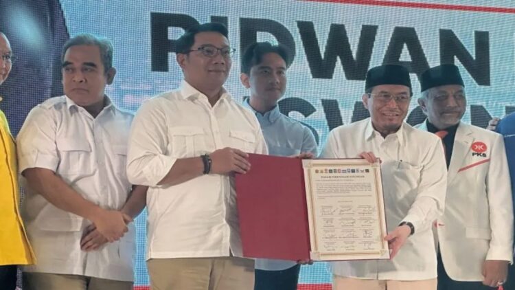 Maju Pilkada Jakarta, Ridwan Kamil-Suswono Resmi Diusung 12 Parpol 1 Bakal Pasangan Calon Gubernur dan Wakil Gubernur Jakarta Ridwan Kamil (kedua kiri) dan Suswono (kedua kanan) bersama calon wapres terpilih pada Pemilu 2024 Gibran Rakabuming Raka (tengah), Sekjen Gerindra Ahmad Muzani (kiri), dan Presiden PKS Ahmad Syaikhu berfoto bersama usai deklarasi di Hotel Sultan, Jakarta, Senin (19/8/2024). ANTARA/Rio Feisal
