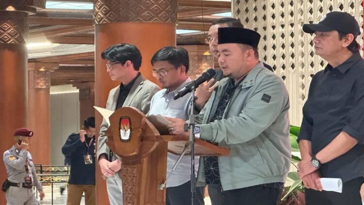 Pascaputusan MK soal Syarat Pencalonan Calon Kepala Daerah, KPU RI segera Konsultasi dengan DPR-Pemerintah 1 Ketua KPU RI Mochammad Afifuddin (kedua kanan) saat memberikan keterangan pers di kawasan Senayan, Jakarta, Selasa (20/8/2024). (ANTARA/Rio Feisal)