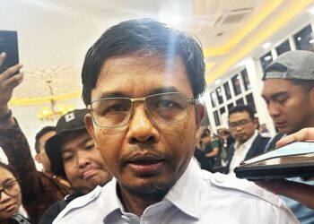 Anggota KPU RI, Idham Holik saat memberikan keterangan pers di Kantor KPU RI, Jakarta, Kamis (22/8/2024) siang. (Foto: Dok. ANTARA/Rio Feisal/aa)