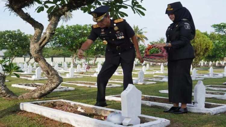 Peringati Hari Pengayoman ke-79, Pegawai Kemenkumham Sumbar Ziarahi TMP Kusuma Negara 1 Pegawai Kemenkumham Sumbar ziarah ke makam pahlawan. (Foto: Dok. Antara)