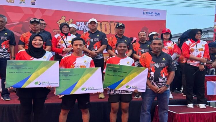 Sambut HUT Polwan, 1.545 Peserta Ikuti Police Women Run Polresta Bukittinggi 1 1.545 peserta Police Women Run (PWR) Polresta Bukittinggi telah dilindungi oleh BPJS Kesehatan. (Foto: Dok. Antara)