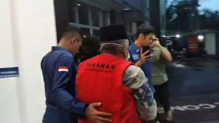 Terlibat Korupsi, Kejari Agam Tahan PPK Proyek Pembangunan Gedung Perpustakaan 1 Penyidik Kejari Agam sedang membawa AW menuju mobil tahanan untuk dibawa ke rumah tahanan, Kamis (15/7). Dok Antara/Yusrizal
