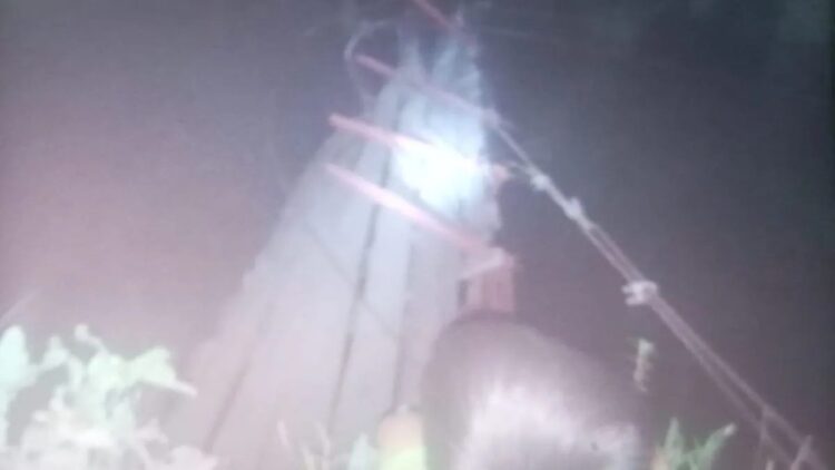 Jembatan gantung di Jorong Sikabau, Nagari Ranah Koto Tinggi, Kecamatan Koto Balingka Pasaman Barat putus, Rabu (278/2024). Antara/HO-BPBD Pasaman Barat.