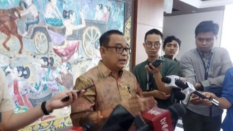 Koordinator Staf Khusus Presiden Ari Dwipayana menyampaikan keterangan pers di Gedung Sekretariat Negara, Jakarta. (ANTARA/Andi Firdaus/am.)