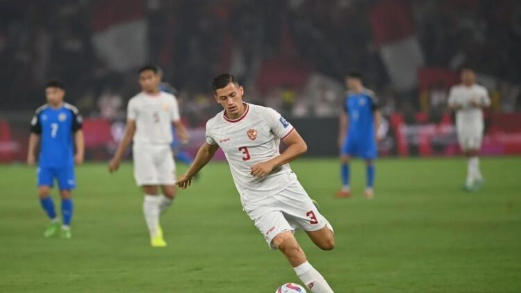 Juventus Bidik Jay Idzes dari Venezia, Tapi Harga 20 Juta Euro jadi Kendala 1 Pesepak bola Timnas Indonesia Jay Noah Idzes menggiring bola saat bertanding melawan Timnas Filipina dalam laga lanjutan Grup F Kualifikasi Piala Dunia 2026 zona Asia di Stadion Utama Gelora Bung Karno (SUGBK), Senayan, Jakarta, Selasa (11/6/2024). ANTARA FOTO/Rivan Awal Lingga/tom.