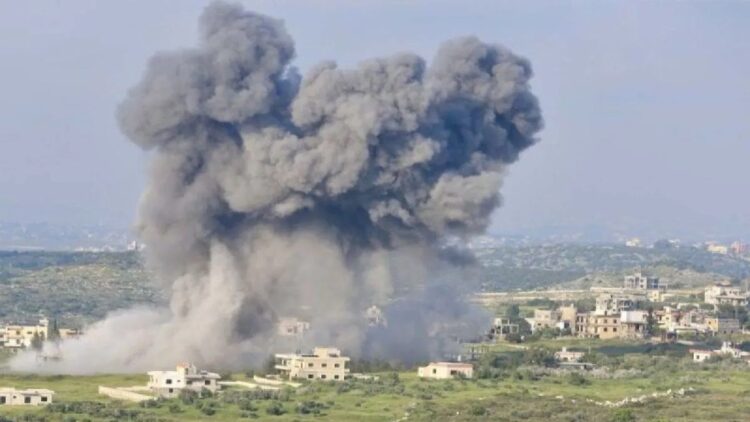 Kepulan asap tebal yang disebabkan oleh serangan Israel terlihat di Majdal Zoun, Lebanon (15/4/2024). (ANTARA FOTO/Xinhua/Ali Hashisho/aww.)
