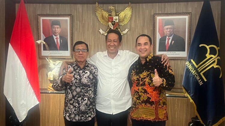 Demi Kebaikan Pers Indonesia, Dualisme di PWI Pusat Siap Rekonsiliasi 1 Menkumham pertemukan Hendri CH Bangun dan Zulmansyah Sekedang guna konsolidasi PWI Pusat. (dok. istimewa)