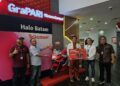 Pelanggan Telkomsel Batam Jadi Pemenang Hadiah Motor Sport di Program Telkomsel POIN Undi Undi Hepi Periode 4. (dok. Telkomsel)