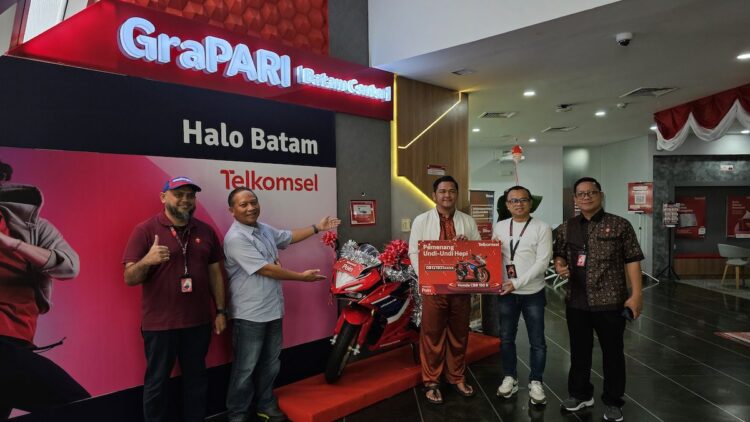 Undi Undi Hepi Periode 4, Pelanggan di Batam Jadi Pemenang Satu Unit Motor Sport 1 Pelanggan Telkomsel Batam Jadi Pemenang Hadiah Motor Sport di Program Telkomsel POIN Undi Undi Hepi Periode 4. (dok. Telkomsel)