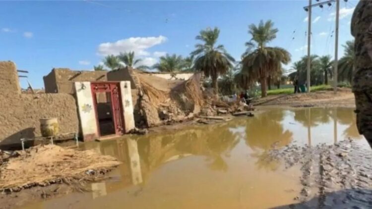 Foto yang diambil pada 10 Agustus 2024 menunjukkan air banjir akibat hujan mengelilingi sebuah rumah di kota Abu Hamad di Negara Bagian Sungai Nil di Sudan utara. ANTARA/Xinhua/HO-Dewan Kedaulatan Transisi Sudan
