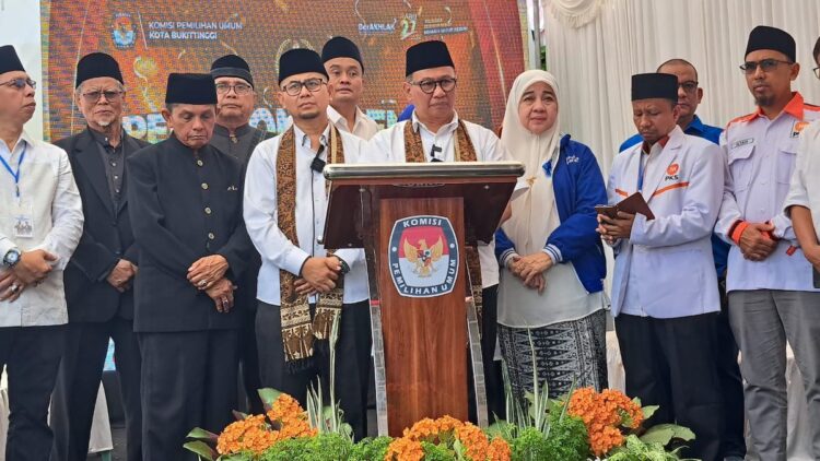 Lecehkan Profesi Wartawan, Calon Wali Kota Bukittinggi Dituntut Minta Maaf Secara Terbuka 1 Momen saat Ramlan Nurmantias melecehkan profesi wartawan ketika mendaftar ke KPU Bukittinggi. (dok. istimewa)