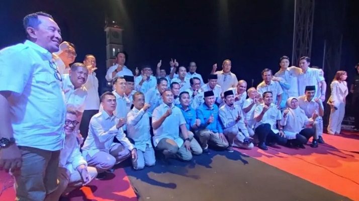 Jam Gadang, Saksi Bisu Deklarasi 20 Calon Kepala Daerah di Sumbar untuk Pilkada 2024 yang Diusung Gerindra 1 Calon-calon kepala daerah di Sumatera Barat yang diusung oleh Partai Gerindra berfoto bersama saat Deklarasi di Taman Jam Gadang, Bukittinggi, Sabtu (24/8/2024) malam. (Foto: Dok. ANTARA/Al Fatah)