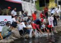 PT Semen Padang Restocking 3000 Ekor Ikan Bilih Hasil Pemijahan di Danau Singkarak 6 Semen Padang restocking bilih di Danau Singkarak. (dok. Humas)
