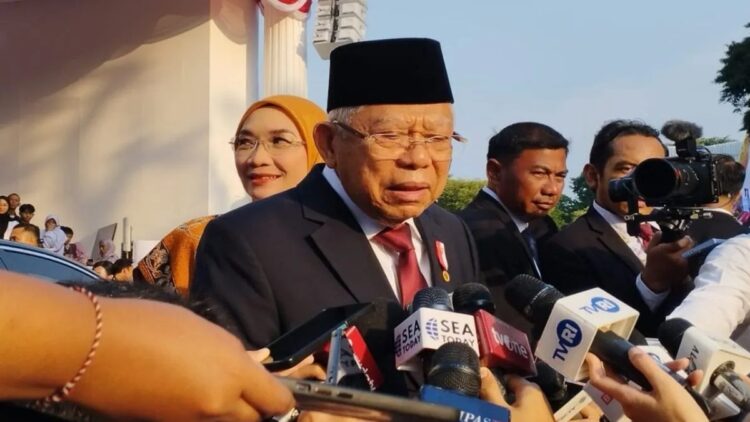 Wakil Presiden (Wapres) Ma'ruf Amin memberikan keterangan pers usai menghadiri Upacara Penurunan Bendera Merah Putih di Istana Merdeka Jakarta, Sabtu (17/8/2024). ANTARA/Benardy Ferdiansyah