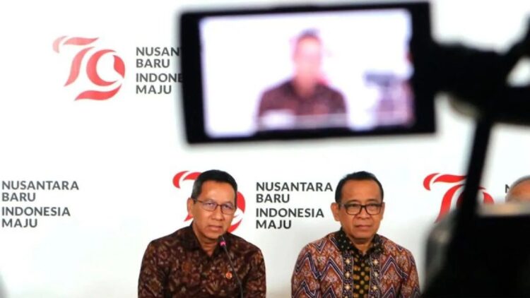 Mensesneg Pratikno (kanan) bersama Kasetpres Heru Budi Hartono memberikan keterangan pers di Jakarta, Kamis (1/8/2024). ANTARA/Rangga Pandu Asmara Jingga/aa.