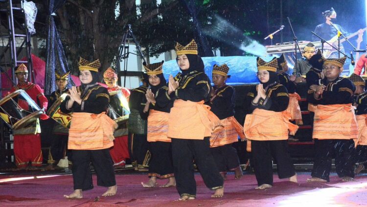 Kesenian Tradisi dan Budaya Minangkabau Semarakkan Festival Siti Nurbaya 2024 1 Penampilan kesenian tradisi meriahkan Festival Siti Nurbaya 2024 di Gedung Bagindo Aziz Chan Youth Center. (Foto: Dok. Diskominfo Padang)