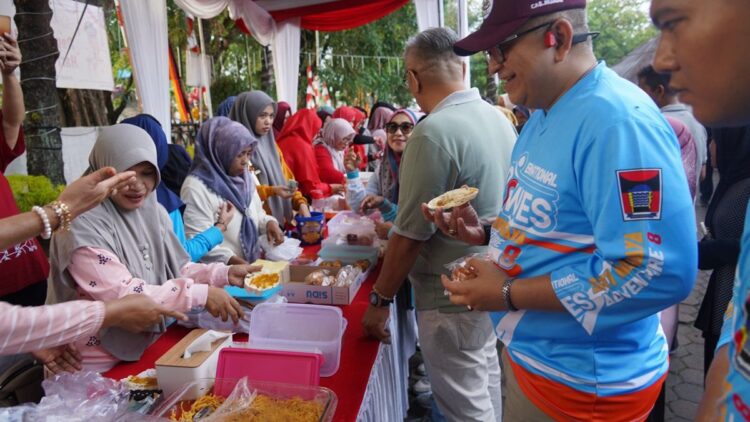 Pj Wako Padang Andree Algamar menjambangi stand "Serbu Nakerin" di Disnakerin Padang. (Foto: Dok. Diskominfo Padang)