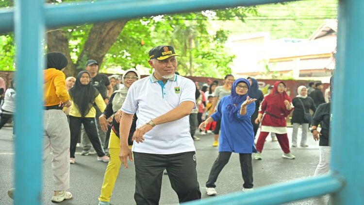 Gubernur mengikuti senam bersama masyarakat saat acara car free day. (Foto: Dok. Diskominfotik Sumbar)