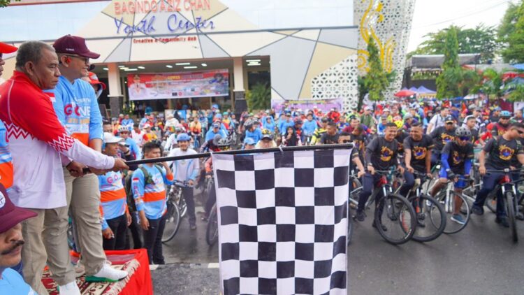Pj Wako Padang melepas peserta Gowes Adventure dalam rangka HJK Padang. (Foto: Dok. Diskominfo Padang)