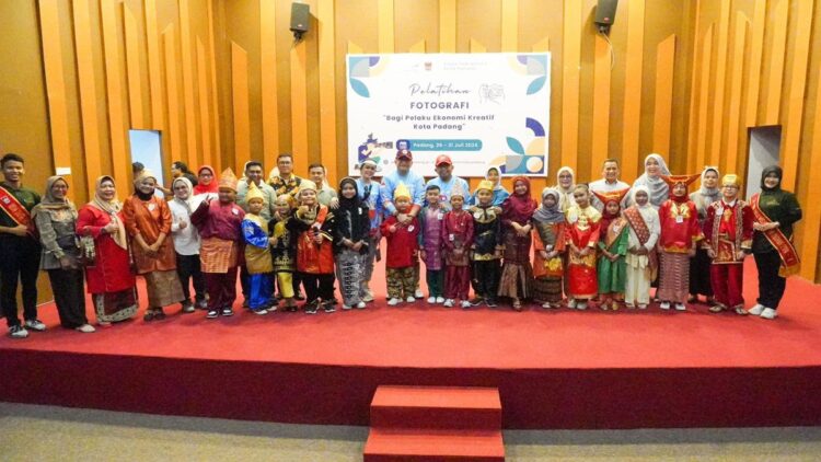 Berpartisipasi di HJK Padang, Ratusan Pelajar Ikuti Lomba Fashion Show Siti Nurbaya 1 Ratusan pelajar mengikuti lomba solo song dan fashion show Siti Nurbaya. (Foto: Dok. Diskominfo Padang)