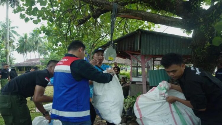 Pertamina: Pulau Bando Padangpariaman Konservasi Pertama Terapkan EBT Ramah Lingkungan 1 Petugas memilah dan menimbang sampah laut yang dikumpulkan di sekitar kawasan pesisir pantai barat. ANTARA/HO-Humas Pertamina Sumbagut