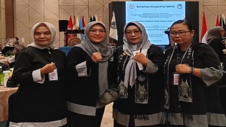 Pengurus DPD KPPI Sumbar berfoto bersama Ketua Presidium KPPI Saniatul Lativa (kedua dari kiri) saat menghadiri rakernas KPPI di Jakarta. (Foto: Dok. Pribadi)