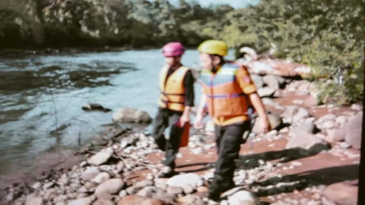 Bocah Terseret Arus Sungai di Agam belum Ditemukan, Tim Gabungan masih Lakukan Pencarian 1 Tim Gabungan Pemkab Agam sedang menelusuri aliran sungai untuk mencari balita terseret arus sungai. Dok HO/BPBD Agam