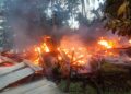 Kebakaran yang terjadi pada Sabtu (10/8/2024) pagi di kawasan Pantai Air Manis, Kecamatan Padang Selatan. Api menghanguskan satu bangunan rumah merangkap warung. (Foto: Dok. Dinas Damkar Padang)